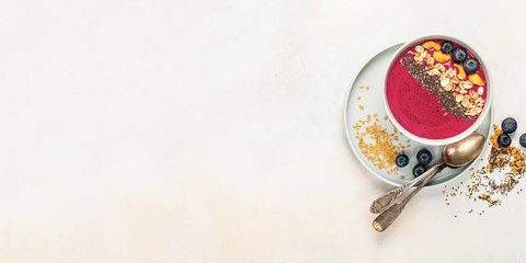 Obraz na płótnie Canvas Smoothie bowl with berries