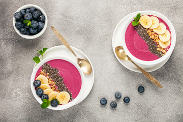 Smoothie bowl with fresh berries
