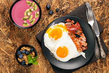 Fried eggs and smoothie bowl