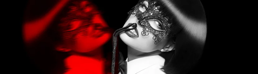 Sexy Frau in Maske mit doppelter Persönlichkeit, rotes Bild im Spiegel, Peitsche auf den Lippen, schwarz und weiß, bdsm © sakkmesterke
