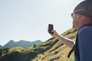 Wanderer macht Selfie vor Bergkulisse