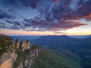 Fototapeta na wymiar The Three Sisters and the Blue Mountains at Sunset, Katoomba, NSW, Australia