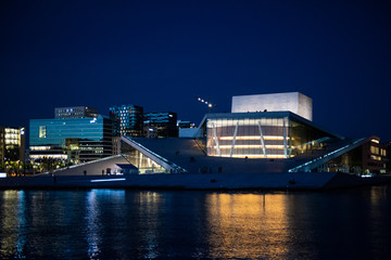 Fototapeta na wymiar Opernhaus in Oslo bei Nacht, Norwegen / Skandinavien