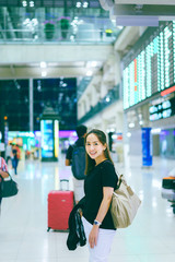 Obraz premium traveler woman posing in airport by Prepare to travel with travel concept