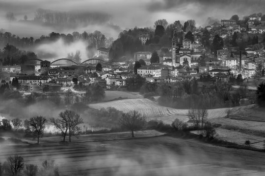 Il paese di Brivio all'alba, Lombardia, Italia