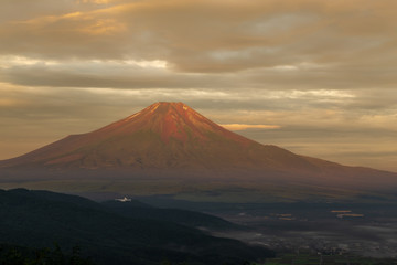 二十曲峠から朝焼けと赤富士