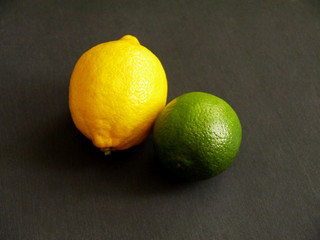Лимон на темном фоне