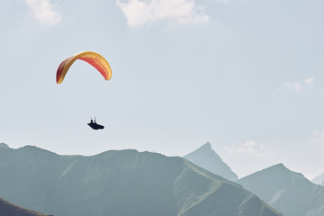 paragliding mit blauem Himmel in den Bergen