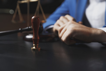 Obraz premium Notary signing a contract with fountain pen in dark room concept. pen business man law attorney lawyer