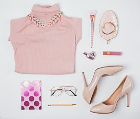 Outfit in beige and pale pink colors.