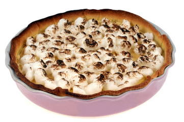 Tarte au citron meringuée dans un plat 