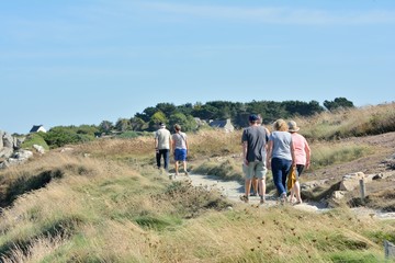 Une famille qui se promène au site du gouffre à Plougrescant en Bretagne