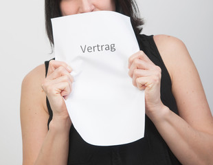frau hält verzweiflet vertrag in händen wütend © fotoak80