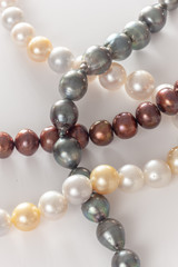 Perlenkette in verschiedenen Farben