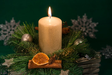 Weihnachtsdeko mit brennender Kerze