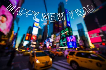 Plaid mouton avec motif TAXI de new york Message de bonne année dans des banderoles argentées scintillantes suspendues à travers les lumières colorées lumineuses