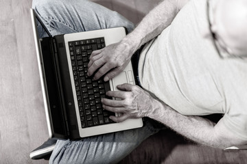 Naklejka premium Top view of man working on his laptop