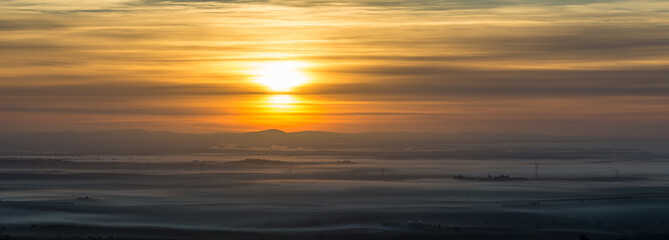 Nascer do sol enevoado