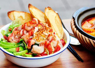 Vietnamesisches Asiatisches Super Food Essen mit Avocado Garnelen Shrimps Meeresfrüchte n