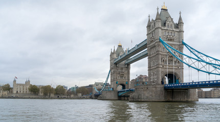 Fototapeta na wymiar tower bridge in london on the River Thames 