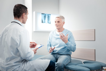 Obraz premium Attentive young practitioner making notes