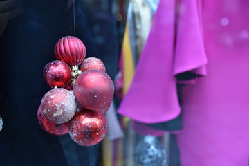 Boules de Noël violettes