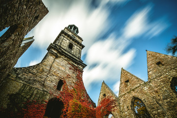 Aegidienkirche im Herbst mit zehenden Wolken