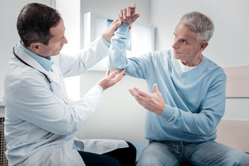 Obraz premium Concentrated pensioner following medical recommendations