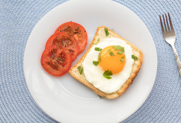  breakfast with fried egg on toast.