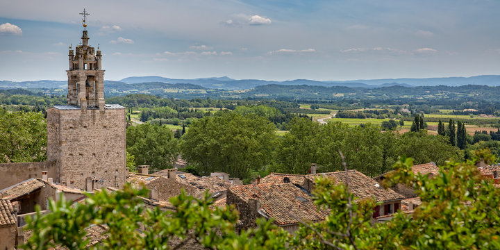 Panorama Luberon. Charming village Cucuron overlooking the Luberon and the surrounding mountains, Provence, Luberon, Vaucluse, France