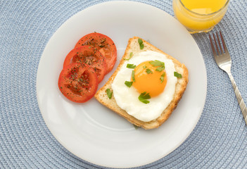  breakfast with fried egg on toast.