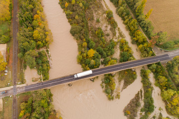Luftbild einer Brücke über die Drome bei Hochwasser