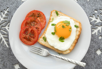  breakfast with fried egg on toast.