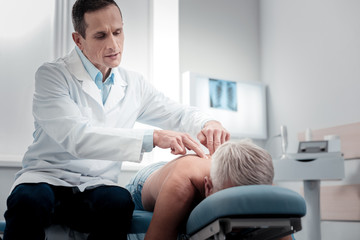 Obraz premium Attentive medical worker consulting his visitor