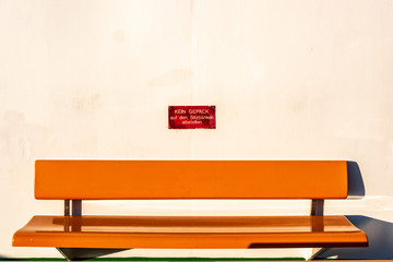 Bank auf einem Fahrgastschiff mit Verbotsschild