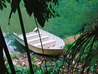 Canoa abandonada no meio do nada.