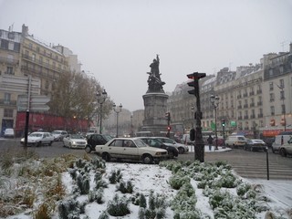 Fototapeta na wymiar Paris sous la neige (Place Clichy), France (7)