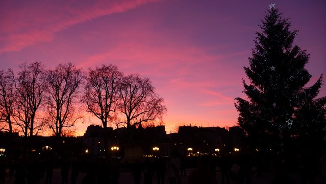 Cr&eacute;puscule sur le Parvis de Notre-Dame de Paris, France