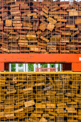 Messebau einer Regionalmesse, Zeltaufbau, Holzpfosten und Holzbretter f&uuml;r Zeltboden auf dem Stapel, im Hintergrund Zelte im Aufbau, Aluminiumprofile und weitere Elemente