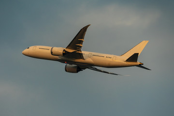 Airplane taking off at dusk (飛行機 夕方の離陸シーン)