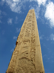 antiker Obelisk mit Hieroglyphen in Ägypten