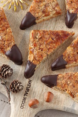 Weihnachtsplätzchen Nussecken auf Holzbrett