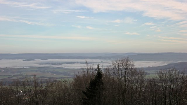 Blick vom Mei&szlig;ner Richtung Werra und Eschwege bei Inversionswetterlage