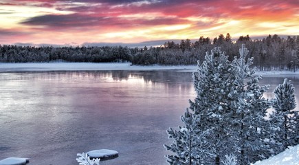 Splendides paysages colorés au nord de la Laponie finlandaise dans les environs de la ville d'...
