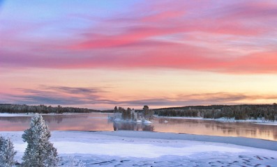 Splendides paysages colorés au nord de la Laponie finlandaise dans les environs de la ville d'...