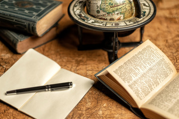 alte Karte, Globus, Notizbuch und Bücher