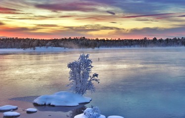 Splendides paysages colorés au nord de la Laponie finlandaise dans les environs de la ville d'...