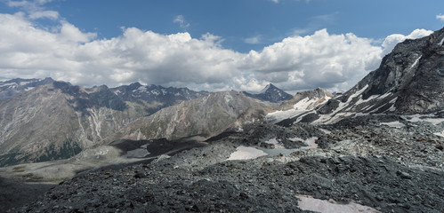 Fototapeta na wymiar Mountain hut in Swiss Alps