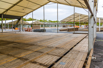 Messeaufbau einer Regionalmesse, Zeltaufbau, Alustangen und Kantholz für Zeltboden in den Messezelten, Blick über das Messegelände