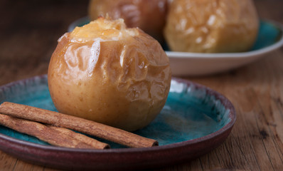 Baked apples with cottage cheese and honey